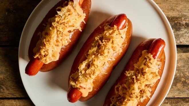hot-dog-με-λουκάνικο-μαύρου-χοίρου-πιερίας-β-563825881