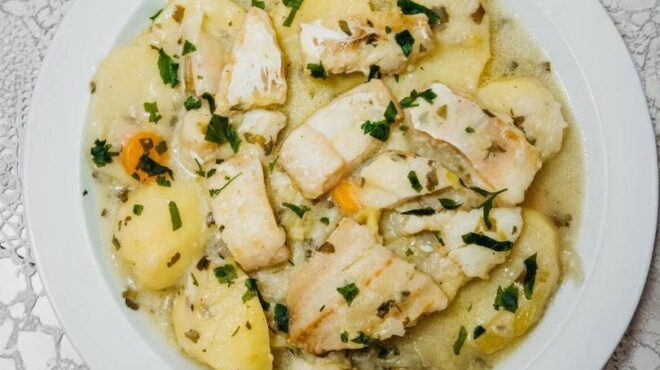 μπακαλιάρος-λεμονάτος-με-πατάτες-563795932