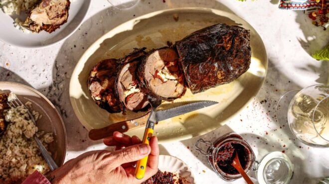 κατσικάκι-ρολό-γεμιστό-τυλιγμένο-σε-α-563825818