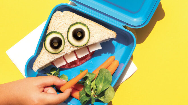 μετρούν-τις-μπουκιές-των-παιδιών-τους-563800606