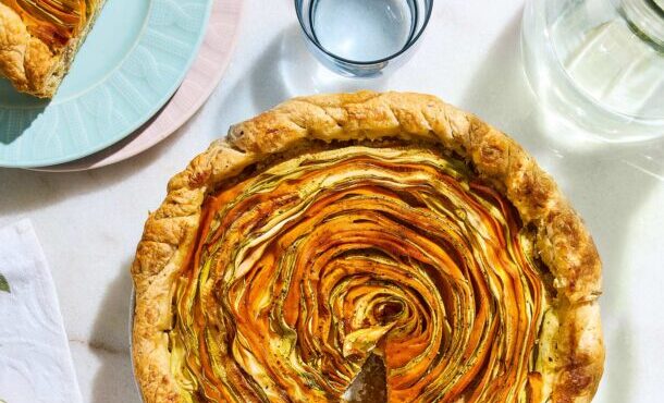 κις-λορέν-με-λαχανικά-σε-σχήμα-σπιράλ-β-563822269