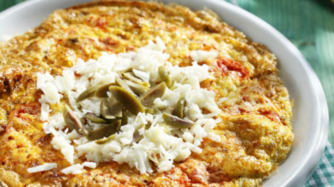 κόκκινη-ομελέτα-με-ελιές-και-μανούρι-563791474