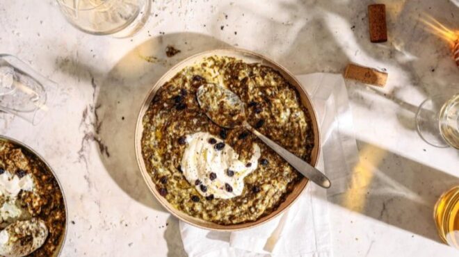 κρύα-σούπα-με-τα-υλικά-για-ντολμαδάκια-563826208