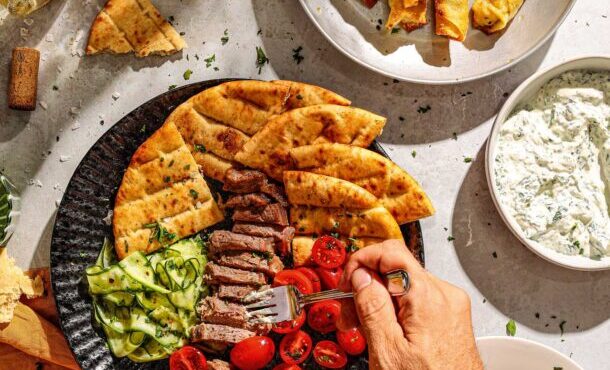 κρύο-μοσχάρι-σε-φέτες-σερβιρισμένο-με-563809372