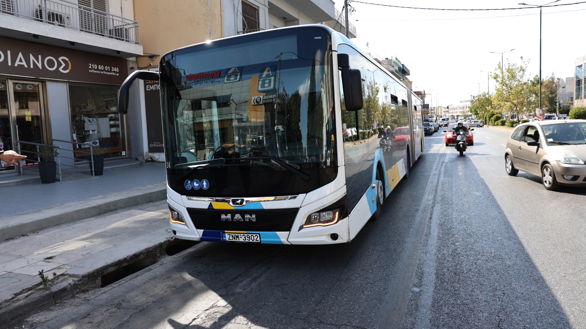 Τροχαίο στη Λ. Μεσογείων: Συγκρούστηκαν λεωφορείο με Ι.Χ. – Αυξημένη η κίνηση-3