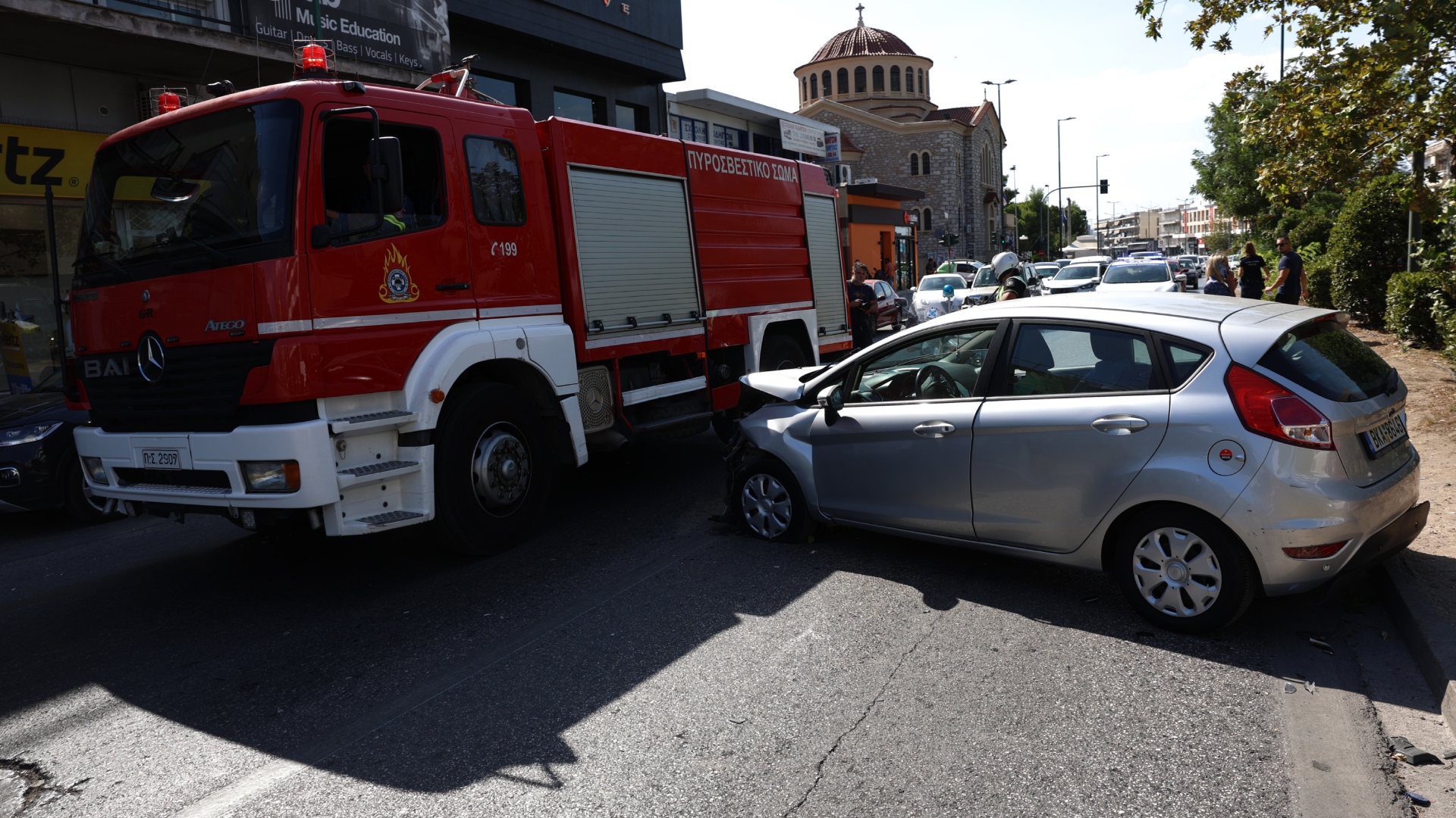 Τροχαίο στη Λ. Μεσογείων: Συγκρούστηκαν λεωφορείο με Ι.Χ. – Αυξημένη η κίνηση-4
