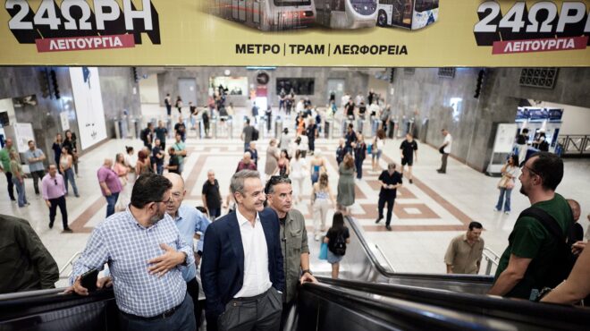 κυρ-μητσοτάκης-στο-μετρό-του-συντάγμα-563809894