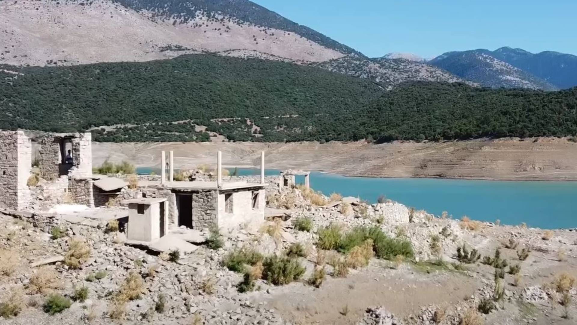 Λίμνη Μόρνου: Αναδύεται όλο και περισσότερο το χωριό Κάλλιο – Ανησυχία για την υποχώρηση της στάθμης-1