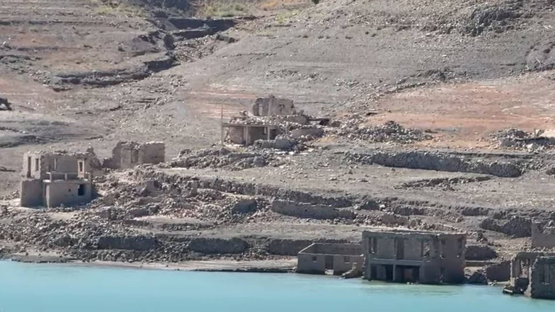 Λίμνη Μόρνου: Αναδύεται όλο και περισσότερο το χωριό Κάλλιο – Ανησυχία για την υποχώρηση της στάθμης-2