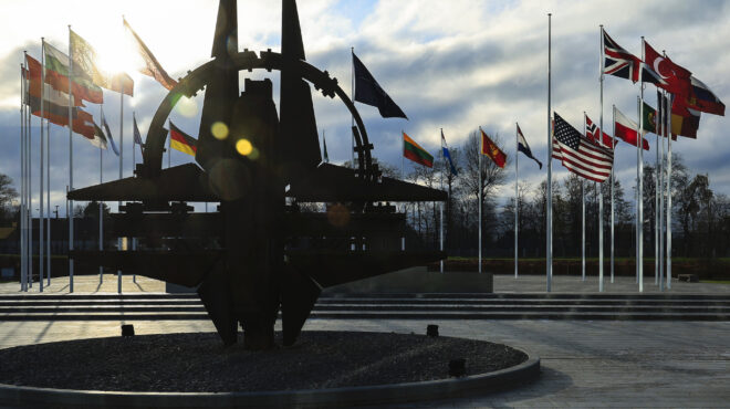 νατο-συνάντηση-στη-σκιά-των-παραβιάσε-563837863