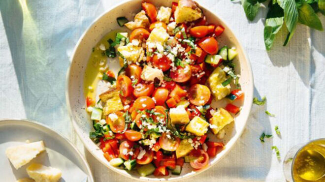 panzanella-η-ιστορία-της-ιταλικής-σαλάτας-που-ε-563828344