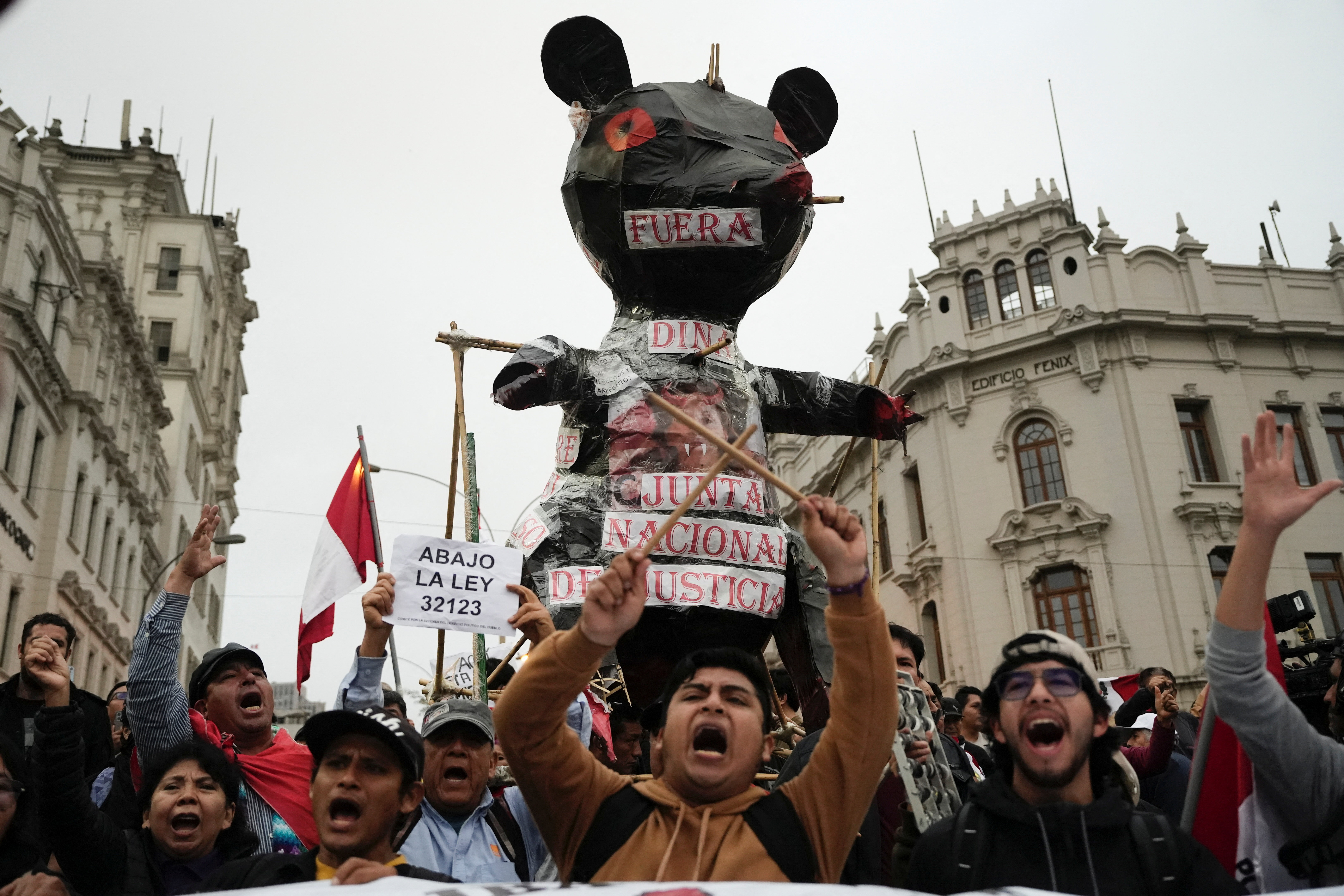 Περού: Συγκρούσεις αστυνομίας με διαδηλωτές στη Λίμα – Τουλάχιστον 18 τραυματίες-3