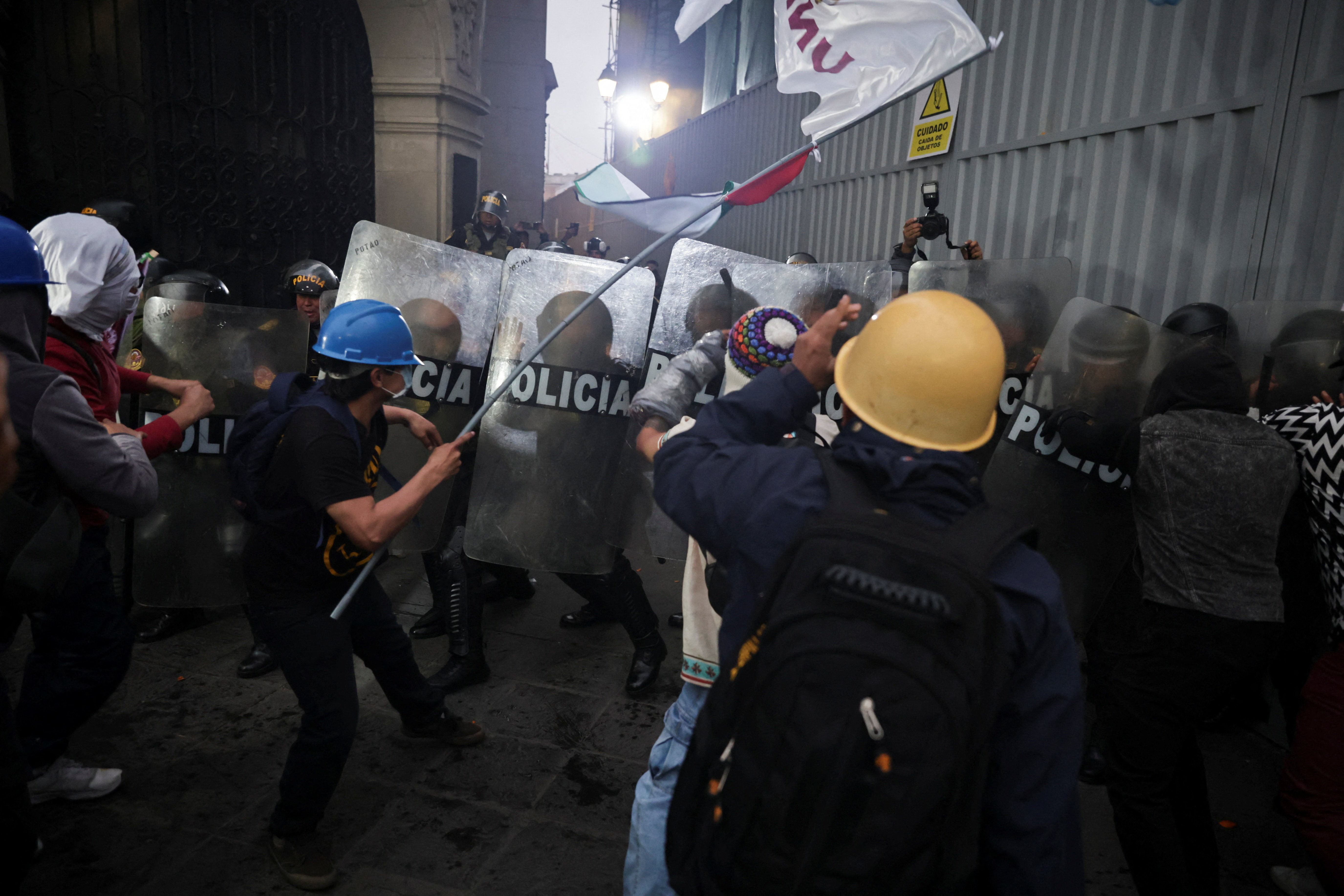 Περού: Συγκρούσεις αστυνομίας με διαδηλωτές στη Λίμα – Τουλάχιστον 18 τραυματίες-2