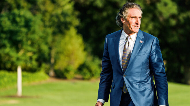 νταγκ-μπέργκαμ-στην-κ-βασικός-εταίρ-563825047