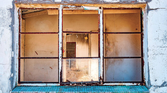 ποίηση-στις-σκιές-των-ερειπίων-563798020