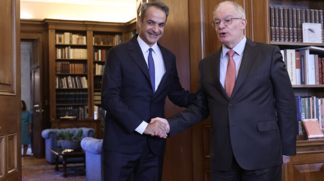 μητσοτάκης-σε-τασούλα-μειώνουμε-τους-563803615