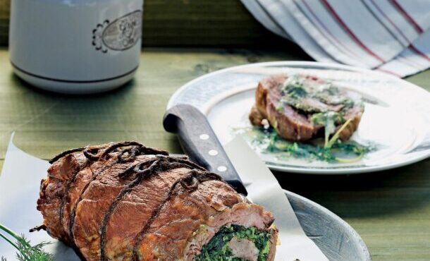 ρολό-χοιρινό-γεμιστό-με-χόρτα-με-σάλτσ-563822275