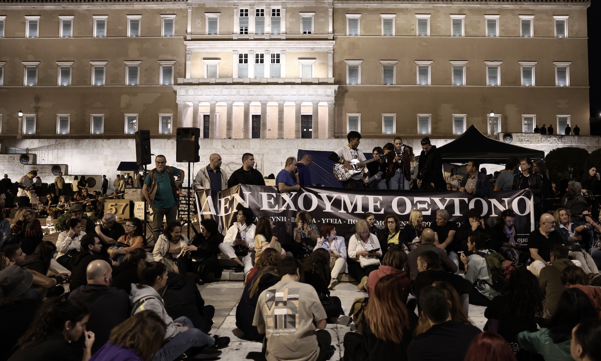 Τέμπη: Συγκέντρωση για τον απεργό πείνας Πάνο Ρούτσι στο Σύνταγμα – Εικόνες-2