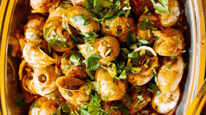 σαλιγκάρια-γιαχνί-με-πατάτες-σαν-hasselback-φο-563791942