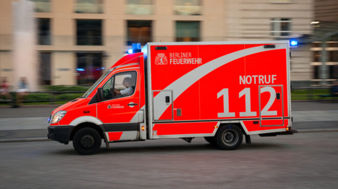 βερολίνο-αυτοκίνητο-έπεσε-πάνω-σε-πεζ-563796040