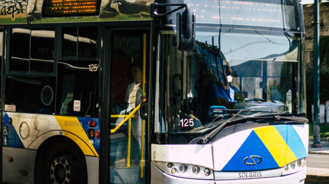 ιλιον-οδηγός-λεωφορείου-έπεσε-θύμα-ξυ-563839786