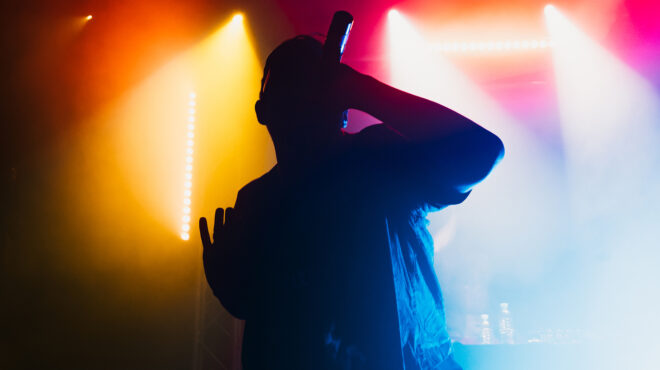 στην-τσιμπίδα-της-ααδε-γνωστός-τράπ-563800369