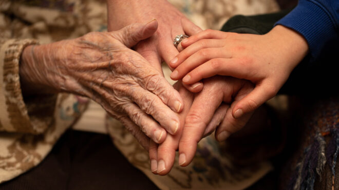 φροντιστές-ηλικιωμένων-οι-γονείς-μο-563822512