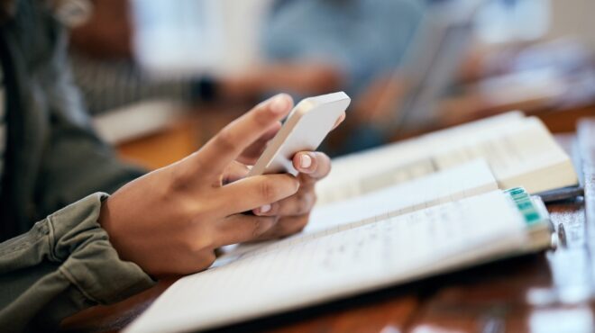 εκκληση-από-τον-economist-για-σχολεία-χωρίς-smartphone-563796448