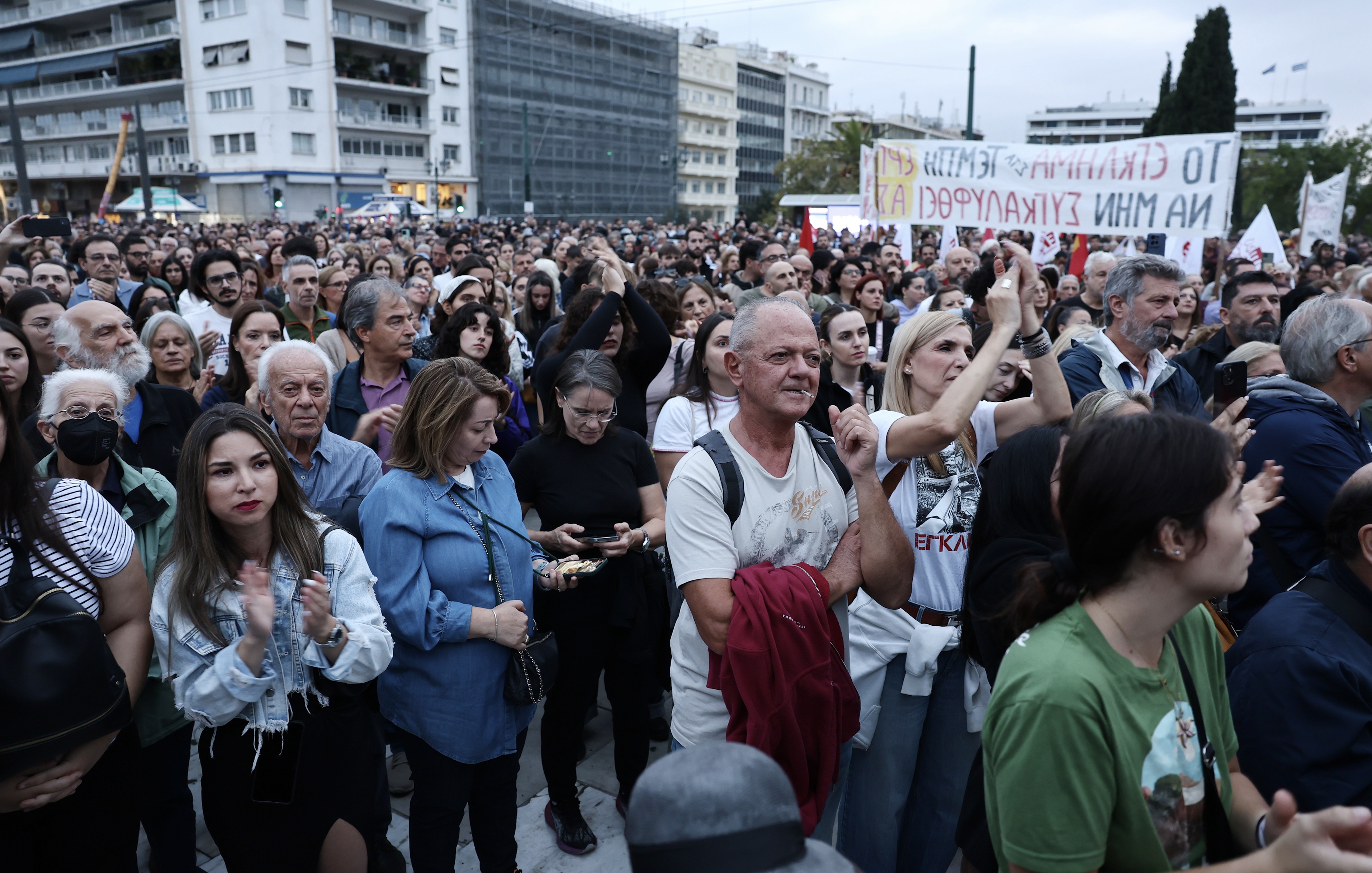 Τέμπη: Συγκέντρωση για τον απεργό πείνας Πάνο Ρούτσι στο Σύνταγμα – Εικόνες-3