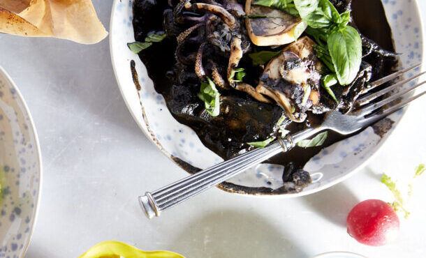 σουπιές-σε-σάλτσα-ντομάτας-και-λευκού-563815759