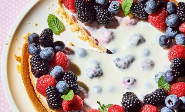 τάρτα-με-κρέμα-γιαουρτιού-και-φρούτα-τ-563839033