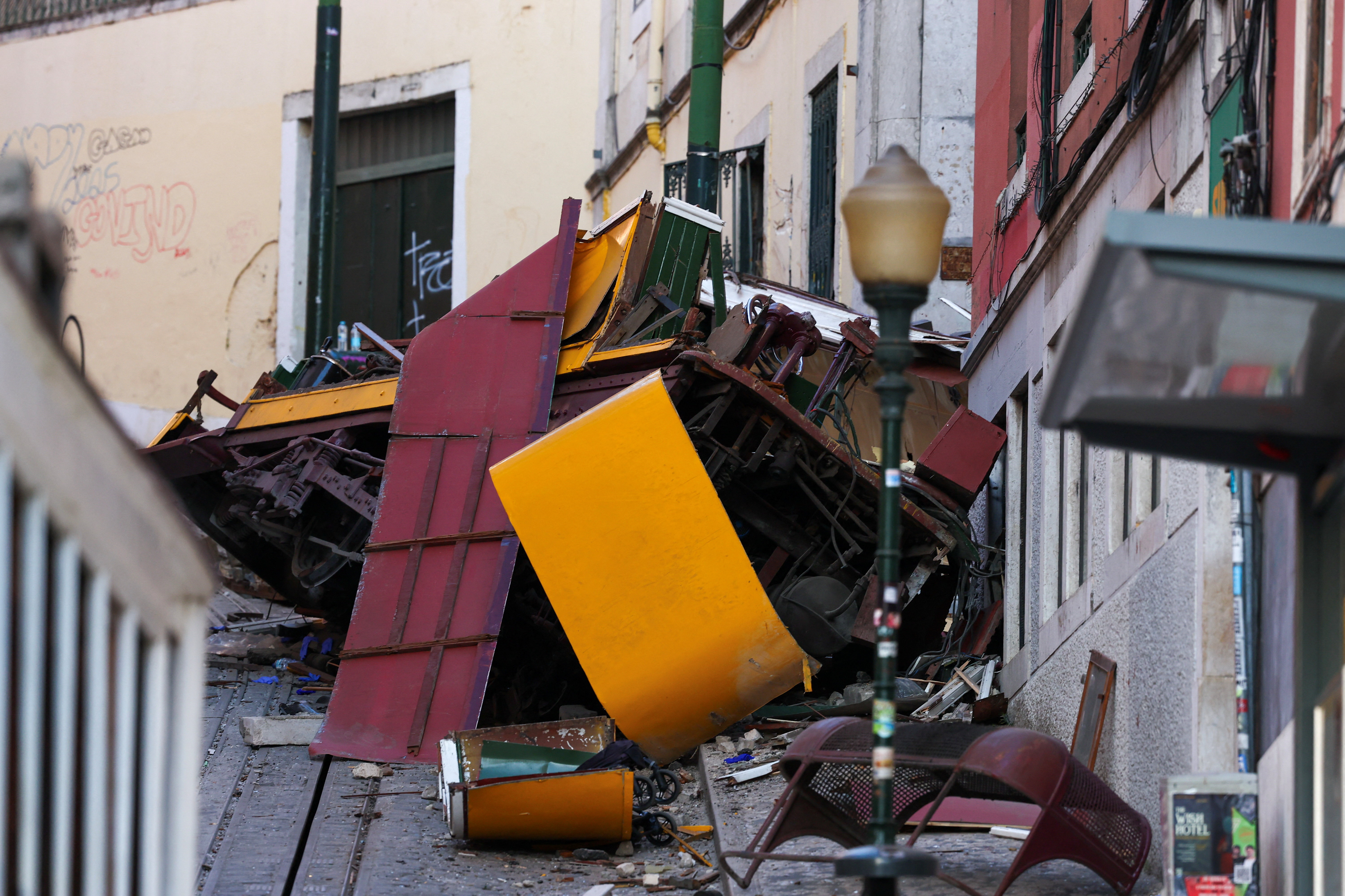 Τραγωδία στη Λισσαβώνα – Σε κλίμα πένθους και οργής η προεκλογική εκστρατεία-2