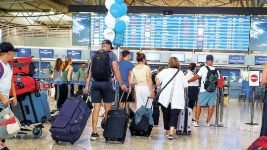 Τουρισμός: Αύξηση 15% στις εισπράξεις τον Ιούλιο – Ανοδος 6,4% στις αφίξεις