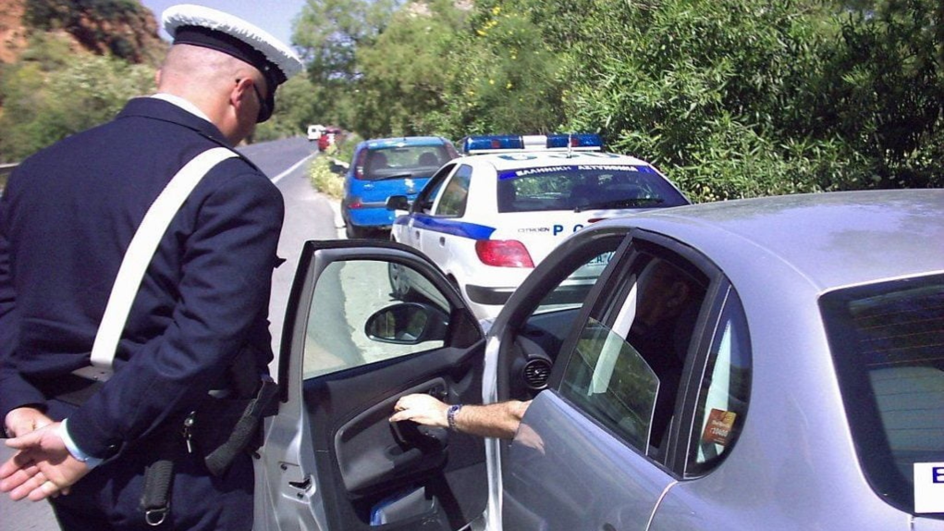 Μπορώ να δείξω στην Τροχαία το δίπλωμα από το κινητό; – Τι ισχύει με τον νέο ΚΟΚ-1