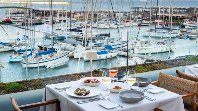 tο-βαρούλκο-ξαναστρώνει-τραπέζια-δίπλ-563825146