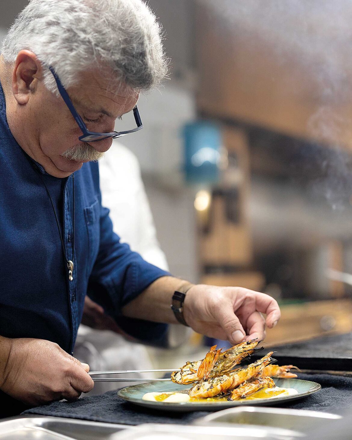 Tο Βαρούλκο ξαναστρώνει τραπέζια δίπλα στη θάλασσα-1