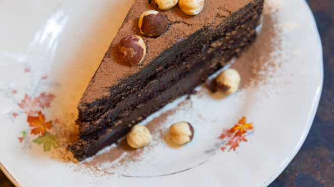 vegan-και-χωρίς-ζάχαρη-σοκολατένιο-κέικ-με-563838427