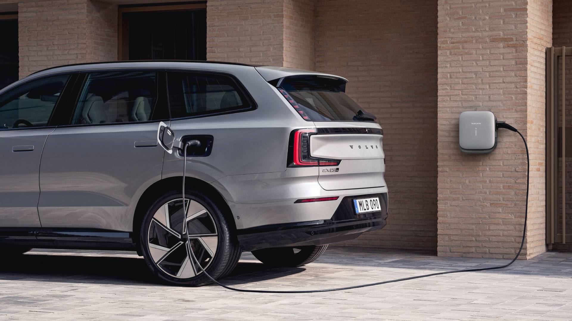 Το Volvo EX90 αναβαθμίστηκε: Γρηγορότερη φόρτιση, μεγαλύτερη ασφάλεια-1