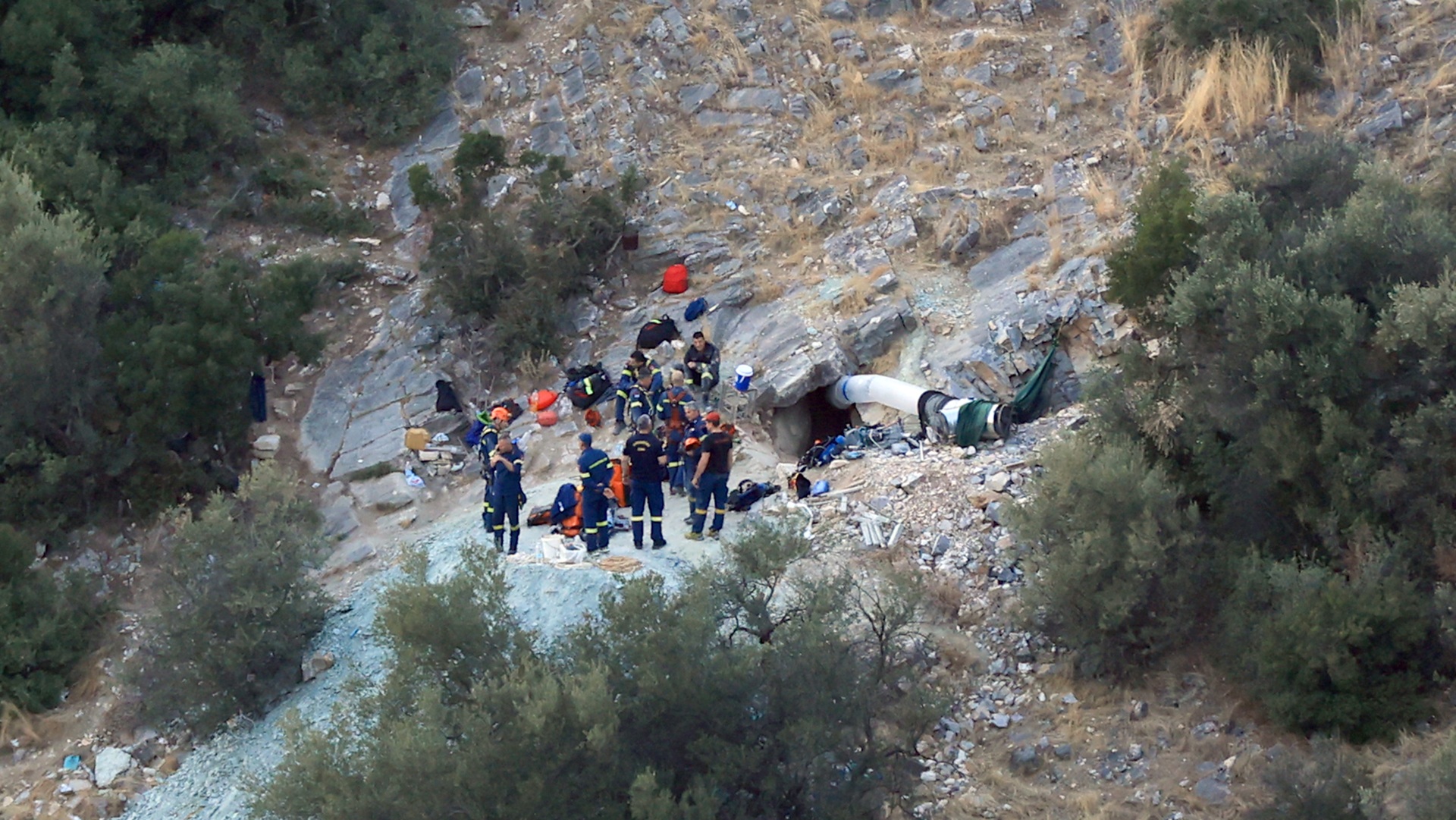 Λάρισα: Νεκρός ο άνδρας που είχε εγκλωβιστεί σε αυτοσχέδια σήραγγα-1