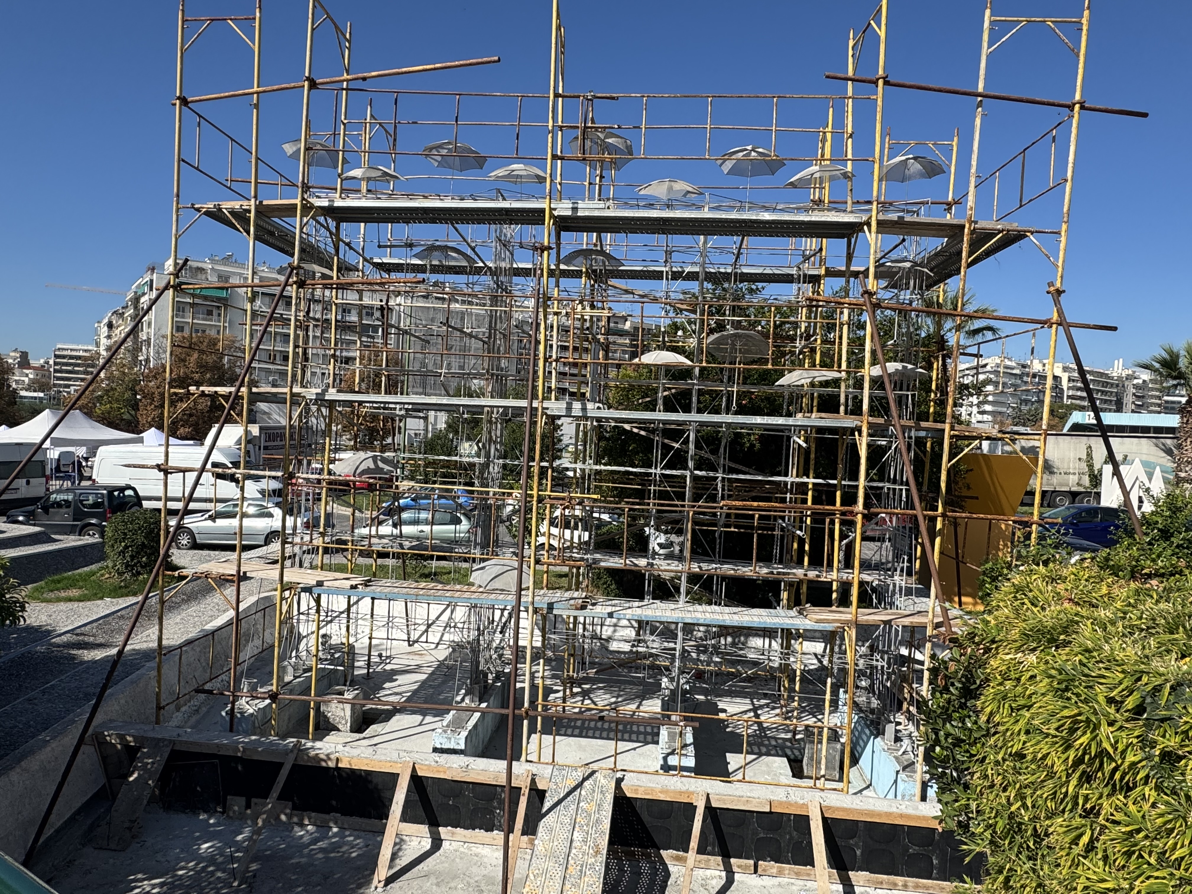 Θεσσαλονίκη: «Ξενιτεύτηκαν» για επισκευή οι «Ομπρέλες» του Ζογγολόπουλου-1