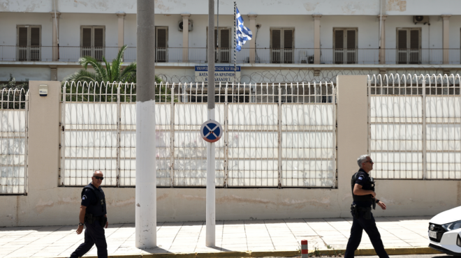 κορυδαλλός-πιστόλι-και-8-σφαίρες-βρέθη-563889982