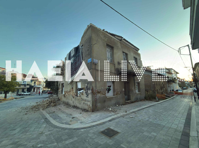 Πύργος: Κατέρρευσε πρόσοψη κτιρίου σε πλατεία (εικόνες)-2