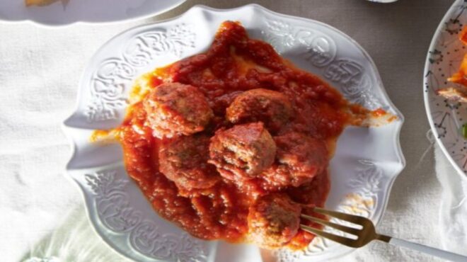 κεφτεδάκια-μοσχαρίσια-με-σάλτσα-ντομ-563891959