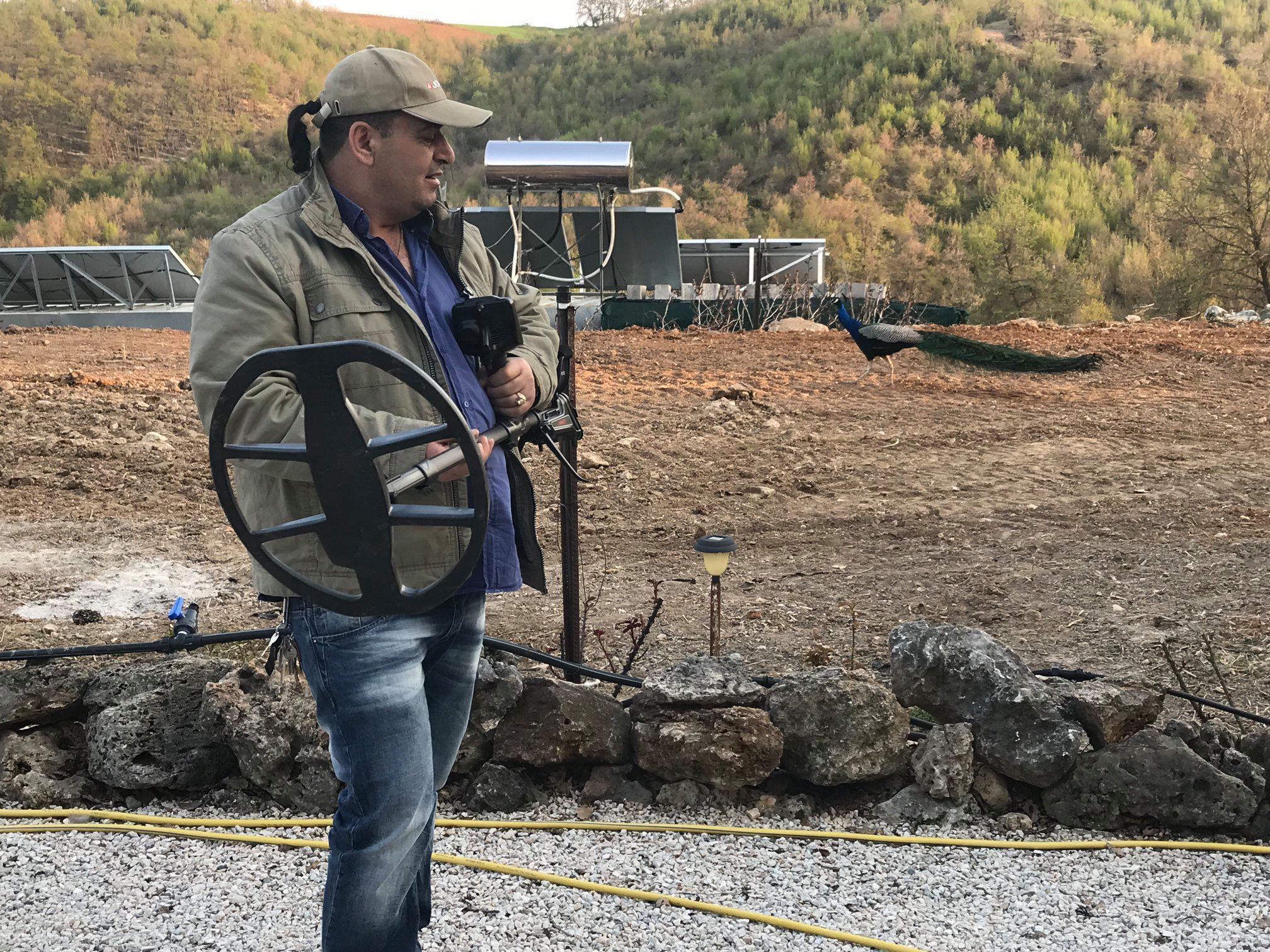 Χρυσοθήρες σαρώνουν σπήλαια και βουνά για έναν «τενεκέ με λίρες»-1