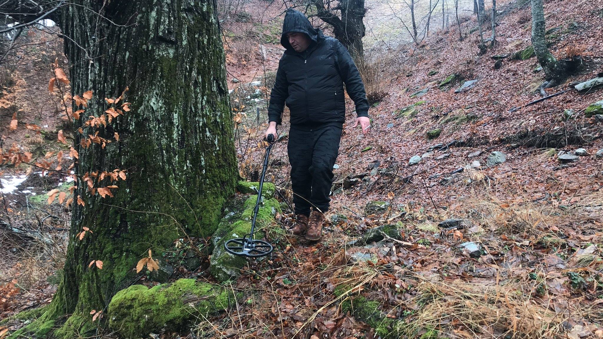 Χρυσοθήρες σαρώνουν σπήλαια και βουνά για έναν «τενεκέ με λίρες»-3