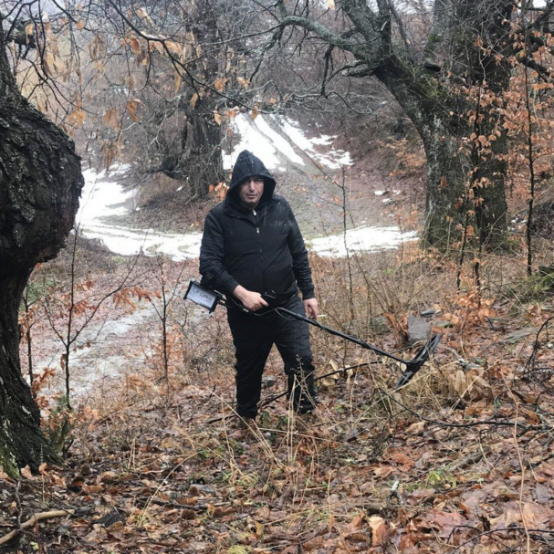 χρυσοθήρες-σαρώνουν-σπήλαια-και-βουν-563896495