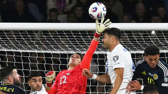 εθνική-ομάδα-με-την-πλάτη-στον-τοίχο-563862334