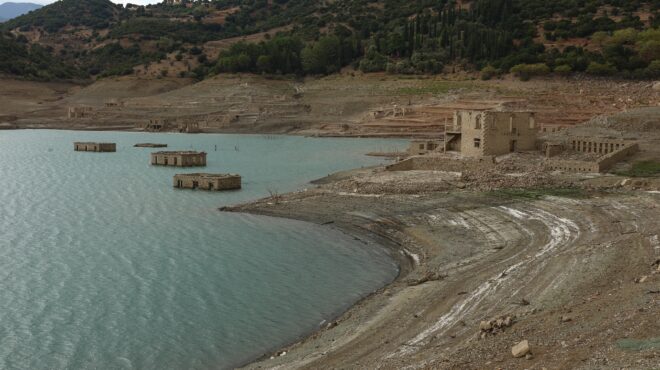 με-μοντέλο-daniel-τα-έργα-για-το-νερό-563894998