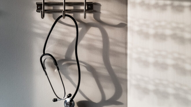 ε-ε-ζητούνται-απεγνωσμένα-γιατροί-563889025