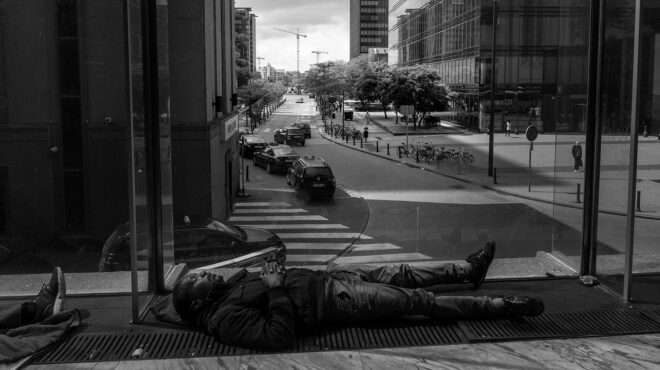 ασπρόμαυρο-ταξίδι-προς-την-ελπίδα-563896081